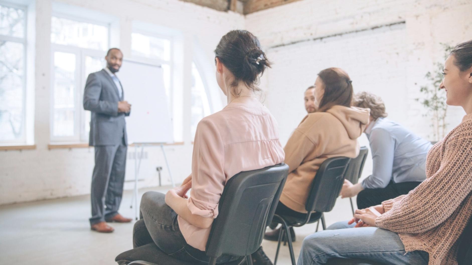 harivylosiq Team bei der gemeinsamen Strategieentwicklung